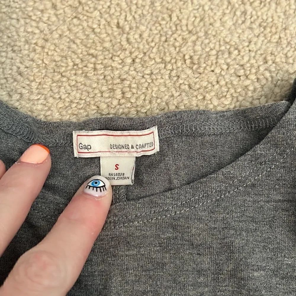Gap Grey Tee Small new - Picture 3 of 5